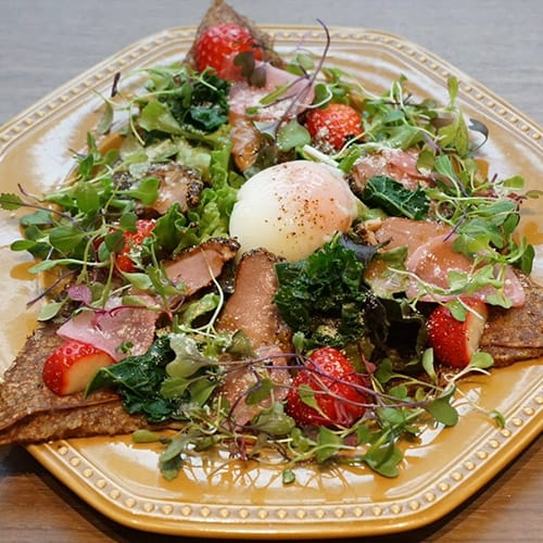鴨パストラミとイチゴのガレット